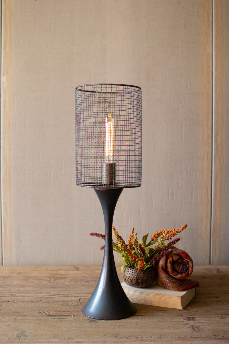 TABLETOP LAMP WITH METAL BASE AND WIRE MESH SHADE