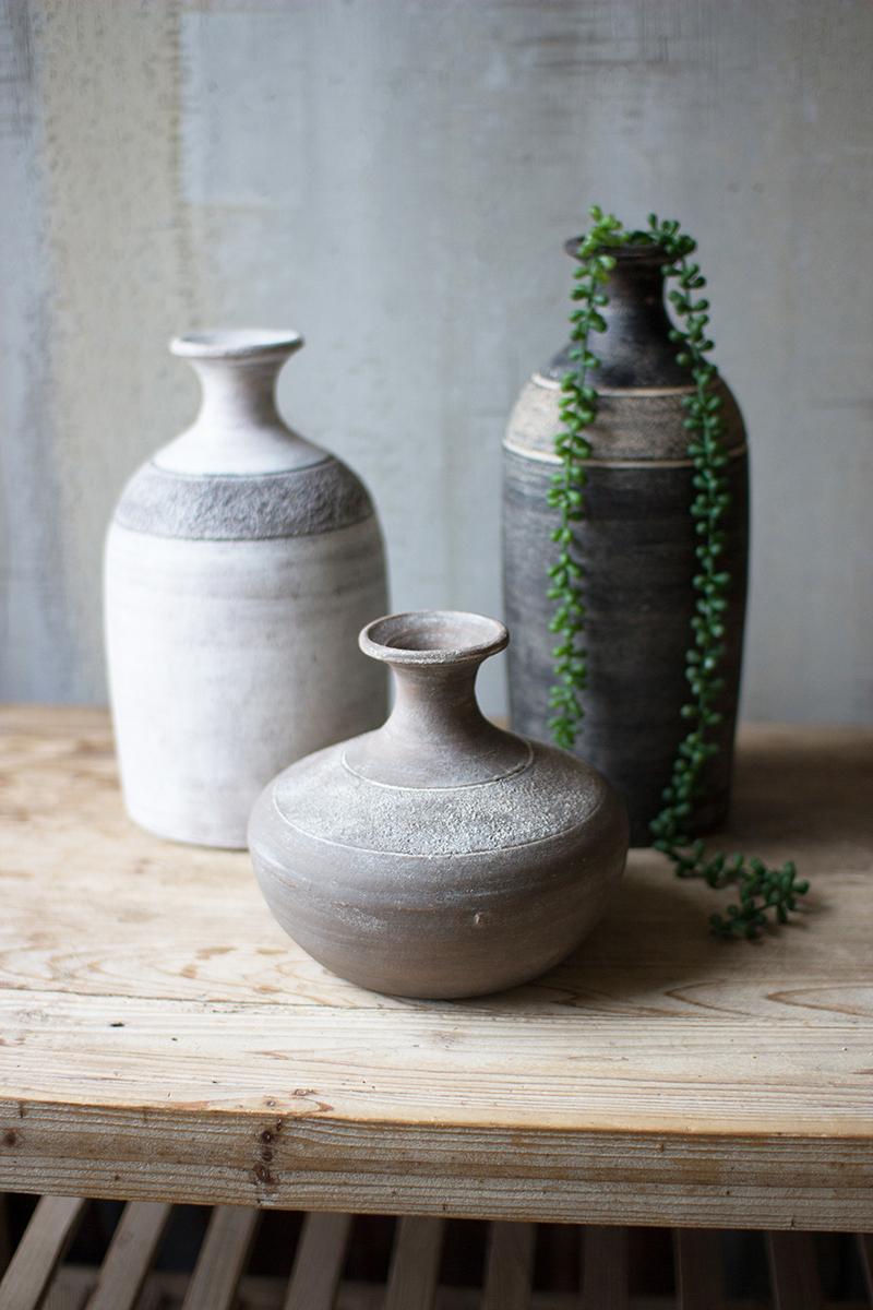 SET OF THREE BLACK GREY AND WHITE CLAY VESSELS